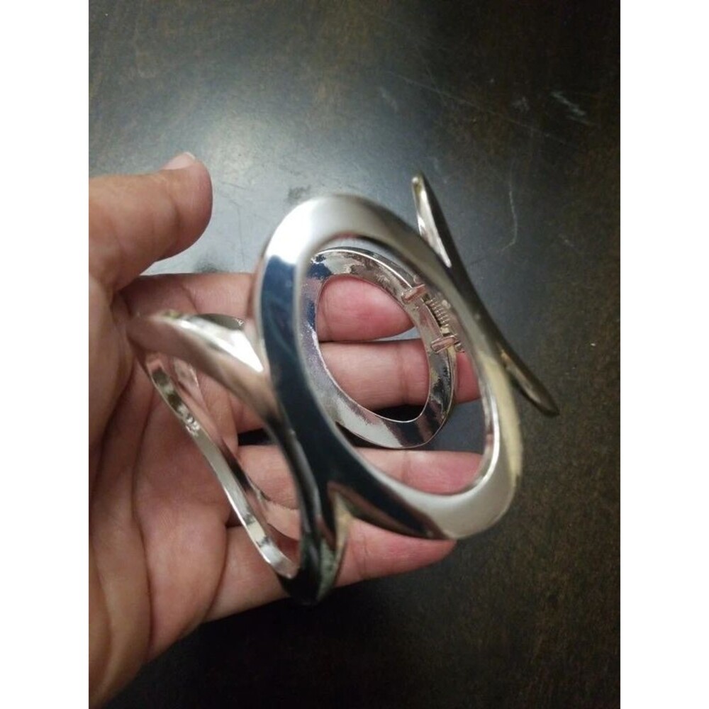 Hinged cuff bracelet